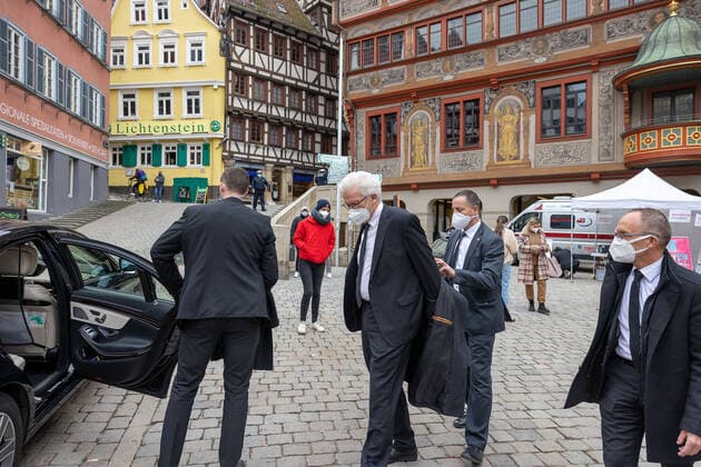Tuebingen model project, Corona, city of Tuebingen, test stations Minister President Winfried Kretschmann comes out of Tuebingen city hall After a conversation with Mayor Boris Palmer He walks past a Tuebingen test station Copyright: xDennisxDuddek xEibnerxPressefotox EP_DDU