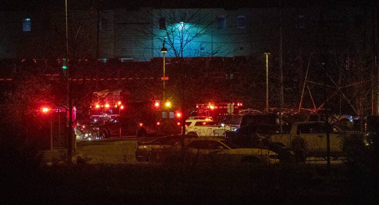 Bilder des Jahres 2021, News 04 April News Themen der Woche KW15 News Bilder des Tages April 16, 2021, Indianapolis, Indiana, USA: The scene outside a FedEx facility in Indianapolis where multiple people were reportedly shot late Thursday night. According to IMPD spokesperson Genae Cook, 8 victims are dead. The shooter also took their own life. A man opened fire outside a FedEx warehouse facility in Indianapolis late Thursday night before moving inside the facility, killing eight people and injuring several others. The suspect is believed to have shot himself and is among the nine dead, according to police. Indianapolis USA  - ZUMAm67_ 20210416_new_m67_802 Copyright: xMykalxMcEldowney IndyStarx