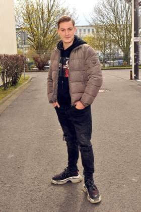 Willi Herren’s Rievkooche Bud . Henrik Stoltenberg anläßlich der Eröffnung von Willi Herrens Reibekuchen-Truck Willi Herren’s Rievkooche Bud am 16.04.2021 in Köln Frechen. 20210416MWI662 *** Willi Herrens Rievkooche Bud Henrik Stoltenberg on the occasion of the opening of Willi Herrens Reibekuchen Truck Willi Herrens Rievkooche Bud on 16 04 2021 in Cologne Frechen 20210416MWI662