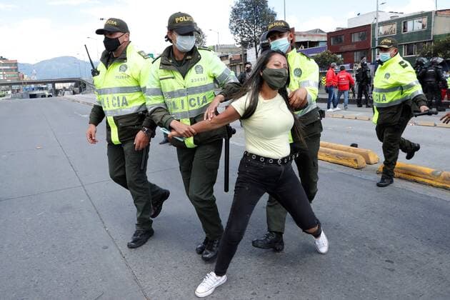 News Bilder des Tages Members of Colombian Police arrest a woman during a protest against a new lockdown due the coronavirus pandemic in Bogota, Colombia, 16 April 2021. The coronavirus situation forced to new restrictions and lockdown in the main cities of Colombia against the oppositions of businesmen and economic sectors. Protest against lockdown due coronavirus in Bogota !ACHTUNG: NUR REDAKTIONELLE NUTZUNG!  Copyright: xMauricioxDuenasxCastanedax AME377 20210416-637542066946041190