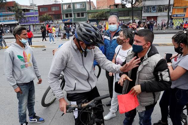 Merchants block an avenue as protest against a new lockdown due the coronavirus pandemic in Bogota, Colombia, 16 April 2021. The coronavirus situation forced to new restrictions and lockdown in the main cities of Colombia against the oppositions of businesmen and economic sectors. Protest against lockdown due coronavirus in Bogota !ACHTUNG: NUR REDAKTIONELLE NUTZUNG!  Copyright: xMauricioxDuenasxCastanedax AME370 20210416-637542067584556241