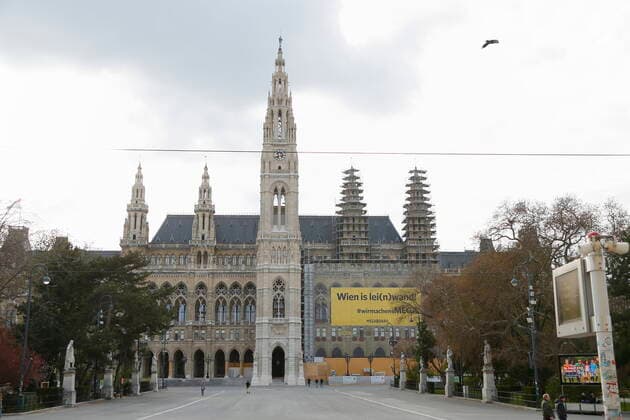 Corona crisis Vienna 4 hard lockdown Extended Easter rest Vienna, Innere Stadt, 16 4 2021 Corona pandemic, Corona, Corona virus, CoV 2, Covid 19, Sars, virus, virus infection, pandemic, Corona crisisCrisis, viral disease, Coronavirus, SARS CoV 2 Burgtheater Rathaus, Rathausplatz Vienna is lei n wand Vienna Austria AVN101002481013