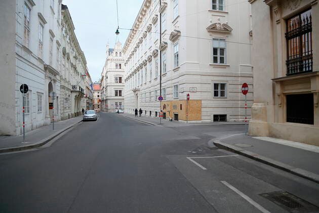 Corona crisis Vienna 4 hard lockdown Extended Easter rest Vienna, Innere Stadt, 16 4 2021 Corona pandemic, Corona, Corona virus, CoV 2, Covid 19, Sars, virus, virus infection, pandemic, corona crisis, viral disease, coronavirus, SARS CoV 2 deserted downtown Herrengasse Vienna Austria AVN101002481153