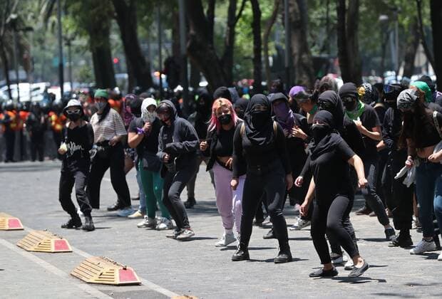 Demonstrators participate in a protest at a commercial area in Mexico City, Mexico, 16 April 2021. Several dozen feminists walked this Friday from the central Zócalo of Mexico City to a shopping center on Paseo de la Reforma avenue due to the aggression with sticks and stones that several women received on 10 April while selling at stalls located in the surroundings of the Palace of Fine Arts. EFE Mario Guzman Women protest in Mexico for aggression against street vendors !ACHTUNG: NUR REDAKTIONELLE NUTZUNG!  Copyright: xMarioxGuzmánx MEX9728 20210416-637542138088923892