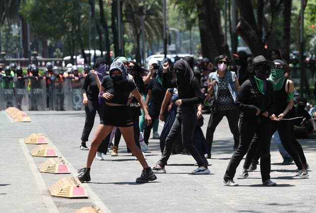 Demonstrators participate in a protest in Mexico City, Mexico, 16 April 2021. Several dozen feminists walked this Friday from the central Zócalo of Mexico City to a shopping center on Paseo de la Reforma avenue due to the aggression with sticks and stones that several women received on 10 April while selling at stalls located in the surroundings of the Palace of Fine Arts. EFE Mario Guzman Women protest in Mexico for aggression against street vendors !ACHTUNG: NUR REDAKTIONELLE NUTZUNG!  Copyright: xMarioxGuzmánx MEX9726 20210416-637542138701595683