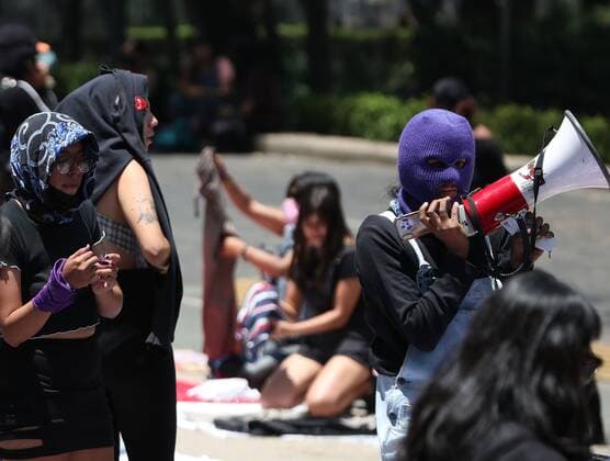 Demonstrators participate in a protest in Mexico City, Mexico, 16 April 2021. Several dozen feminists walked this Friday from the central Zócalo of Mexico City to a shopping center on Paseo de la Reforma avenue due to the aggression with sticks and stones that several women received on 10 April while selling at stalls located in the surroundings of the Palace of Fine Arts. EFE Mario Guzman Women protest in Mexico for aggression against street vendors !ACHTUNG: NUR REDAKTIONELLE NUTZUNG!  Copyright: xMarioxGuzmánx MEX9730 20210416-637542138713160993