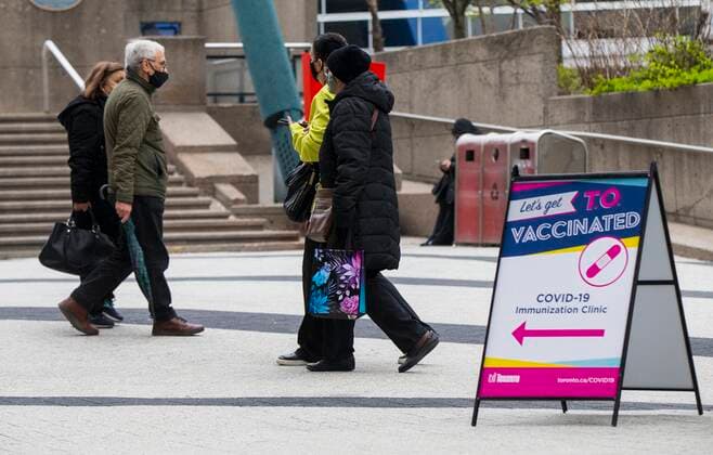 (210416) -- TORONTO, April 16, 2021 -- Eligible people with confirmed appointments arrive at a COVID-19 immunization clinic in Toronto, Canada, on April 16, 2021. On Friday afternoon, Canada reported 6,771 new cases of the COVID-19, bringing the cumulative total to 1,103,441, including 23,535 deaths, according to CTV. (Photo by Xinhua) CANADA-TORONTO-COVID-19-CASES ZouxZheng
