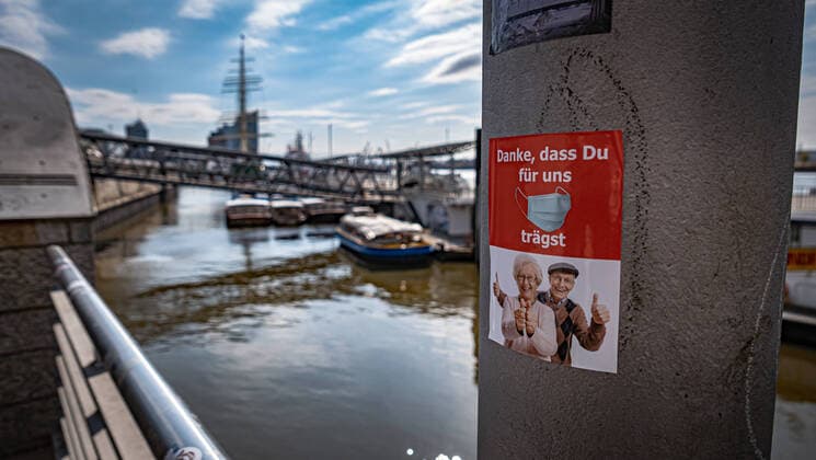 Hamburg, Elbe, Hamburg harbour, Landungsbrücken Thank you for wearing mask April 2021 Hamburg