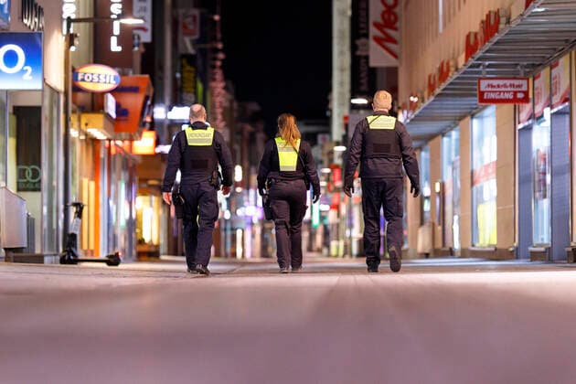 In Cologne, since Saturday night 0 oclock exit restrictions are in force Leaving the apartment is then prohibited in the period from 21 oclock to 5 oclock almost without exception The restrictions decided the crisis team of the city of Cologne on Friday Ordnungsamt and police control the night streets such as the shopping street Hohe Straße in the picture To Foto:xC.xHardtx xFuturexImage