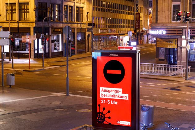 In Cologne, since Saturday night 0 oclock exit restrictions are in force Leaving the apartment is then prohibited in the period from 21 oclock to 5 oclock almost without exception The restrictions decided the crisis team of the city of Cologne on Friday Ordnungsamt and police control the night streets such as the shopping street Hohe Straße in t Foto:xC.xHardtx xFuturexImage