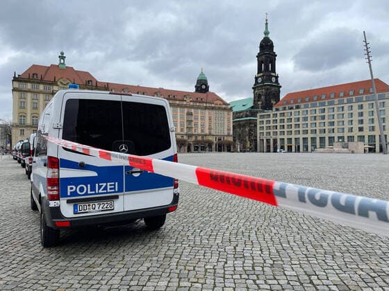 ID 264 Wieder einmal wollten die Querdenker in Dresden demonstrieren und wieder einmal wurden Versammlungen und Demonstrationen von den Gerichten untersagt. Die Polizei muss daher am Samstag wieder mit Kräften aus NRW, Mitteldeutschland und der Bundespolizei das Versammlungsverbot durchsetzen. Hierbei waren hunderte Beamte im Einsatz, zahlreiche Wasserwerfer und Räumpanzer standen in Bereitstellung. Einige Querdenker versammelten sich, getarnt als einem Gottesdienst, am Brühlschen Garten. Die Beamten waren zügig vor Ort und erteilten Platzverweise. Auch Gruppierungen aus der Rechten Szene und Hooligans, u.a. aus Leipzig und Zwickau reisten am Bahnhof an. Beamte der Bundespolizei kesselten diese sofort ein und begleiten diese auf ihrer Abrei