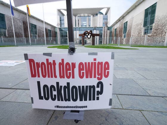 Symbol GER, 20210417, Demonstration in front of the Chancellery against the house arrest curfew