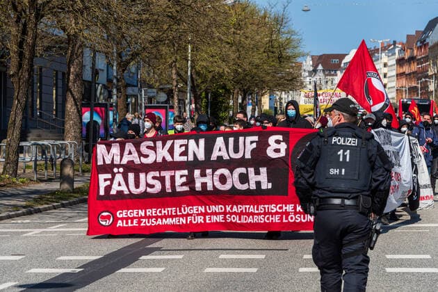 Bilder des Jahres 2021, News 04 April News Themen der Woche KW15 News Bilder des Tages Kiel, 17.04.21 - Kundgebung auf dem Adolfplatz in Düsternbrook von eher linken Gegnern der Corona-Restriktionen unter dem Motto Masken auf und Fäuste hoch gegen rechte Lügen und kapitalistische Krisenpolitik. Anschließend Zug über die Holtenauer Straße in die Innenstadt *** Kiel, 17 04 21 Rally on the Adolfplatz in Düsternbrook of rather left opponents of the Corona Restrictions under the motto Masks on and fists up against right-wing lies and capitalist crisis politics Afterwards procession over the Holtenauer Straße into the city centre