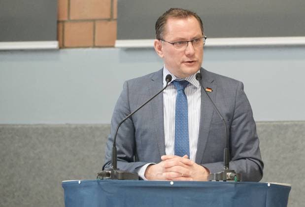 17.04.2021 xkhx Volkmarsen, Nordhessenhalle Bundeskongress mit 250 Deligierten der Jungen Alternative, die Jugendorganisation der AfD Tino Chrupalla. Bundessprecher der AfD Mitglied des Bundestages *** 17 04 2021 xkhx Volkmarsen, Nordhessenhalle Federal Congress with 250 delegates of the Junge Alternative, the youth organisation of the AfD Tino Chrupalla Federal Spokesman of the AfD Member of the Bundestag KH