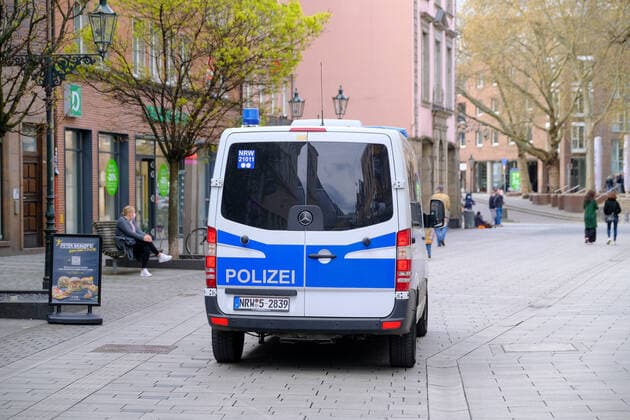 Düsseldorf 17 04 2021 Flinger Straße Flingerstraße shopping street shopping mile shopping mile corona pandemic covid corona lockdown mask compulsory masks shopping retail emergency brake shutdown infection protection law police police car police car control old town Düsseldorf North Rhine Westphalia Germany