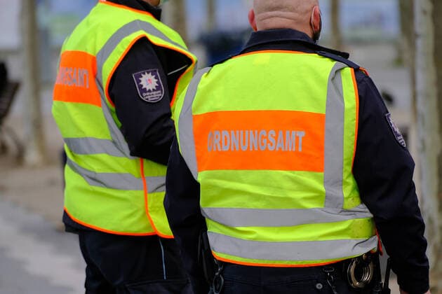 Düsseldorf 17 04 2021 Rheinuferpromenade Covid Corona lockdown mask duty masks shopping retail emergency brake shutdown infection protection law OSD Ordnungsamt control Altstadt Düsseldorf North Rhine Westphalia Germany