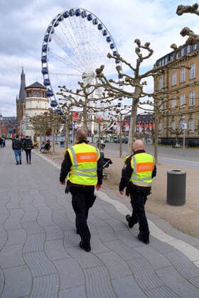 Dusseldorf 17 04 2021 Rhine bank promenade Covid Corona lockdown mask duty masks shopping retail emergency brake shutdown infection protection law OSD Ordnungsamt control old town Riesenrad Schlossturm Dusseldorf North Rhine Westphalia Germany