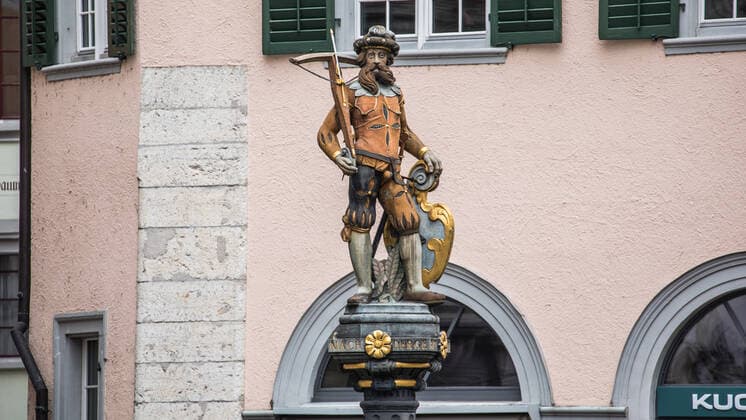 Schaffhausen, Schweiz - 17. April 2021: Der Tellbrunnen in der Schaffhauser Altstadt ist ein Symbol für Freiheit in der Schweiz-