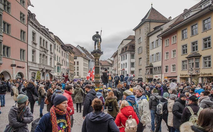 Schaffhausen, Schweiz - 17. April 2021: Mehrere hunder Personen versammelten sich auf dem Fronwagplatz in Schaffhausen.