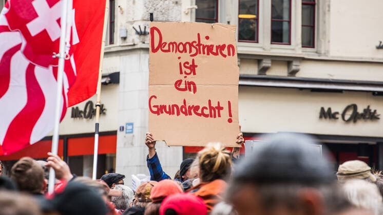 Schaffhausen, Schweiz - 17. April 2021: Demonstrieren ist ein Grundrecht - davon sind die Aktivisten auf dem Schaffhauser Fronwagplatz überzeugt.