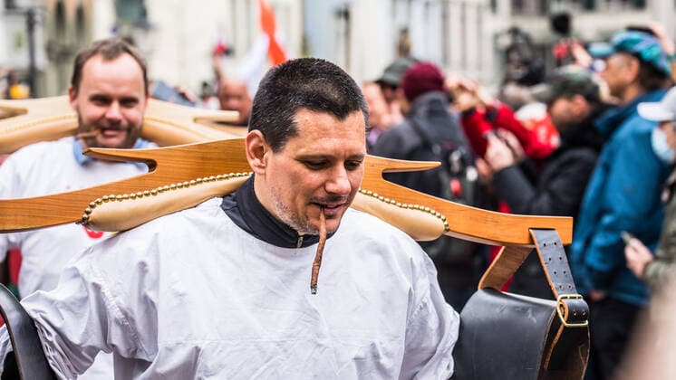 Schaffhausen, Schweiz - 17. April 2021: Mit der krummen Zigarre im Mund - fast schon ein Markenzeichen eines Treichlers.