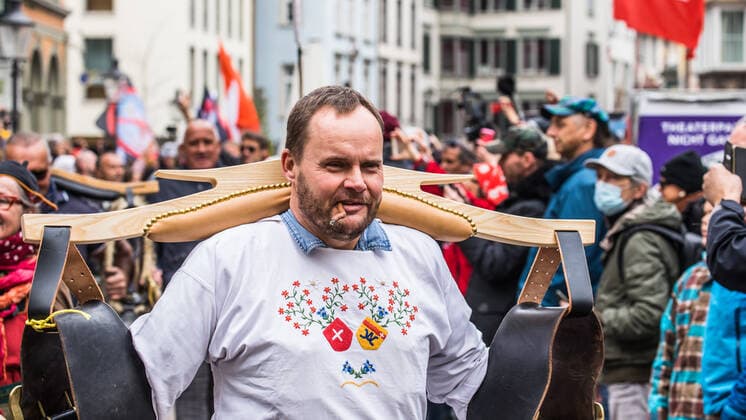 Schaffhausen, Schweiz - 17. April 2021: Die Treichler wurden vergangenes Wochenende unsaft und unverhältnissmässig von der Polizei behandelt. Heute können sie der Tradition friedlich und unter jubel ausüben.