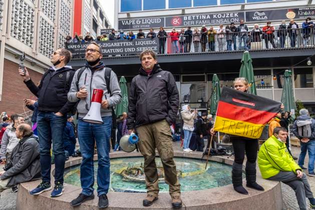 Trotz Verbot haben mehrere Hundert Gegner der Corona-Maßnahmen in Stuttgart demonstriert. In der Innenstadt kam es trotz Verbot zu einer Kundgebung mit Querdenker-Gründer Michael Ballweg (Mitte) und seinem Mitstreiter Ralf Ludwig (links daneben). Da sich die Teilnehmer nicht an die Vorgaben hielten, wurden Personalien festgestellt. Vereinzelt wurden Teilnehmer abgeführt und Platzverweise erteilt. 17.04.2021: Europa, Deutschland, Baden-Württemberg, Stuttgart. *** Despite the ban, several hundred opponents of the Corona measures demonstrated in Stuttgart Despite the ban, there was a demonstration in the city centre with Querdenker founder Michael Ballweg in the middle and his comrade-in-arms Ralf Ludwig to the left Since the parti