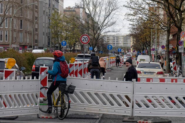 Expansion of the cycle path on Kottbusser Damm in Berlin Expansion of the cycle path on Kottbusser Damm The pop-up cycle lane is being expanded into an XXl cycle path The speed limit is to be 20 km h