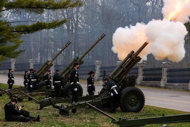 April 17, 2021, Ottawa, on, Canada: Gunners with 30th Field Artillery Regiment, Royal Canadian Artillery (30 RCA) conduct a gun salute to mark the passing of Britain s Prince Philip, the Duke of Edinburgh, in Ottawa, Saturday April 17, 2021. Ottawa Canada  - ZUMAc35_ 20210417_zaf_c35_025 Copyright: xBlairxGablex