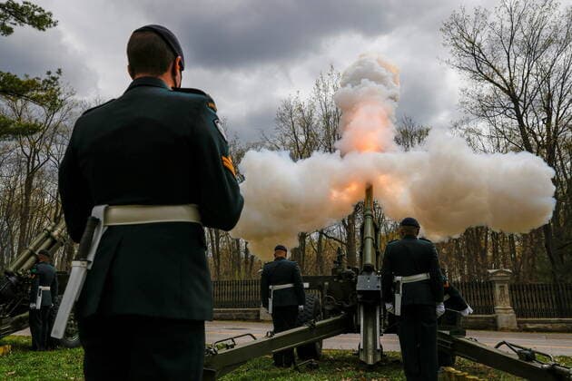 April 17, 2021, Ottawa, on, Canada: Gunners with 30th Field Artillery Regiment, Royal Canadian Artillery (30 RCA) conduct a gun salute to mark the passing of Britain s Prince Philip, the Duke of Edinburgh, in Ottawa, Saturday April 17, 2021. Ottawa Canada  - ZUMAc35_ 20210417_zaf_c35_029 Copyright: xBlairxGablex
