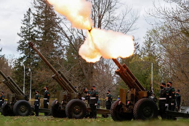 April 17, 2021, Ottawa, on, Canada: Gunners with 30th Field Artillery Regiment, Royal Canadian Artillery (30 RCA) conduct a gun salute to mark the passing of Britain s Prince Philip, the Duke of Edinburgh, in Ottawa, Saturday April 17, 2021. Ottawa Canada  - ZUMAc35_ 20210417_zaf_c35_030 Copyright: xBlairxGablex