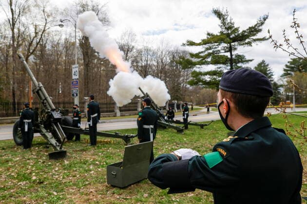 April 17, 2021, Ottawa, on, Canada: Gunners with 30th Field Artillery Regiment, Royal Canadian Artillery (30 RCA) conduct a gun salute to mark the passing of Britain s Prince Philip, the Duke of Edinburgh, in Ottawa, Saturday April 17, 2021. Ottawa Canada  - ZUMAc35_ 20210417_zaf_c35_031 Copyright: xBlairxGablex