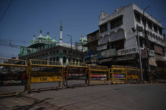April 18, 2021, Allahabad, Uttar Pradesh, India: Prayagraj: Police barricade near Jama Masjid on first day of weekly lockdown during COVID-19 spread in Prayagraj on Sunday, April 18, 2021. Allahabad India - ZUMAv115 20210418_zap_v115_014 Copyright: xPrabhatxKumarxVermax