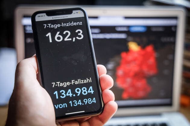 Coronavirus in Germany Covid 19 Dashboard of the Robert Koch Institute 18 04 2021 Robert Koch Institute 7 days Incidence 162.3 7 days Number of cases 134 984 COVID 19 cases 3 142 262 Addition of 19 185 compared to previous day COVID 19 deaths 79 914 Addition of 67 compared to previous day