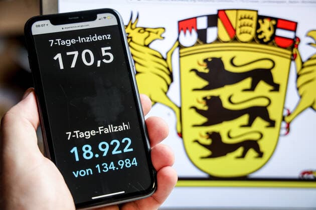 Coronavirus in Germany Covid 19 Dashboard of the Robert Koch Institute DEU, Germany, Baden Württemberg, 18 04 2021 The 7-day incidence for the state Cases last 7 days 100 000 PE is displayed on an iPhone, with the state coat of arms in the background.