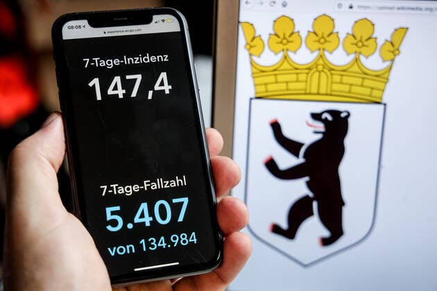Coronavirus in Germany Covid 19 Dashboard of the Robert Koch Institute DEU, Germany, Berlin, 18 04 2021 The 7-day incidence for the state Cases last 7 days 100 000 PE is displayed on an iPhone, with the state coat of arms in the background.
