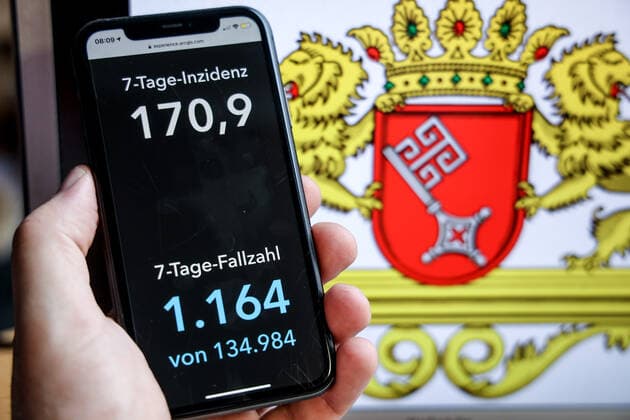 Coronavirus in Germany Covid 19 Dashboard of the Robert Koch Institute DEU, Germany, Bremen, 18 04 2021 The 7-day incidence for the state Cases last 7 days 100 000 PE is displayed on an iPhone, with the state coat of arms in the background.