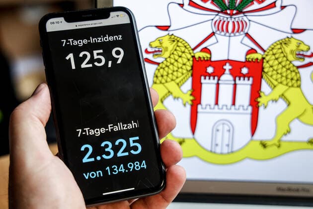 Coronavirus in Germany Covid 19 Dashboard of the Robert Koch Institute DEU, Germany, Hamburg, 18 04 2021 The 7-day incidence for the state Cases last 7 days 100 000 PE is displayed on an iPhone, with the state coat of arms in the background.