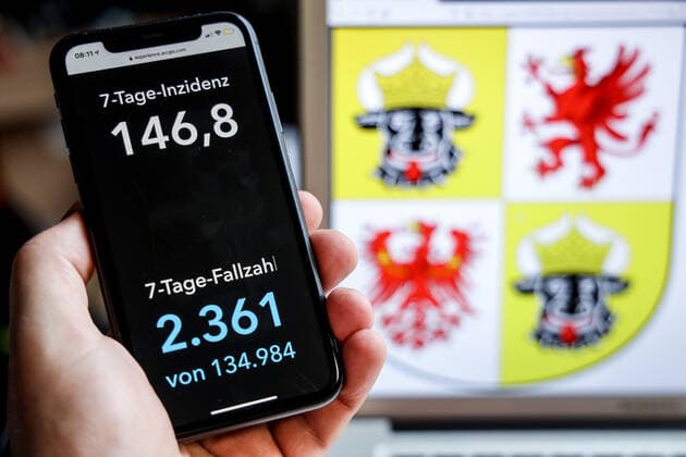 Coronavirus in Germany Covid 19 Dashboard of the Robert Koch Institute DEU, Germany, Meckenburg Vorpommern, 18 04 2021 The 7-day incidence for the state Cases last 7 days 100 000 P.E. is displayed on an iPhone, with the state coat of arms in the background.