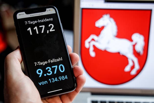 Coronavirus in Germany Covid 19 Dashboard of the Robert Koch Institute DEU, Germany, Lower Saxony, 18 04 2021 The 7-day incidence for the state Cases last 7 days 100 000 PE is displayed on an iPhone, with the state coat of arms in the background.