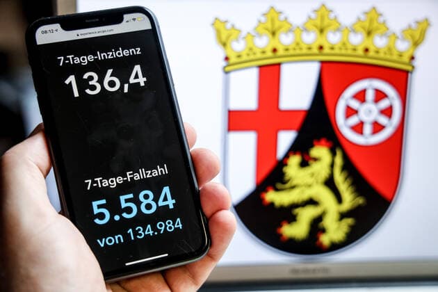 Coronavirus in Germany Covid 19 Dashboard of the Robert Koch Institute DEU, Germany, Rhineland-Palatinate, 18 04 2021 The 7-day incidence for the state Cases last 7 days 100 000 PE is displayed on an iPhone, with the state coat of arms in the background.