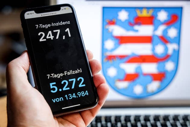Coronavirus in Germany Covid 19 Dashboard of the Robert Koch Institute DEU, Germany, Thuringia, 18 04 2021 The 7-day incidence for the state Cases last 7 days 100 000 p.e. is displayed on an iPhone, with the state coat of arms in the background