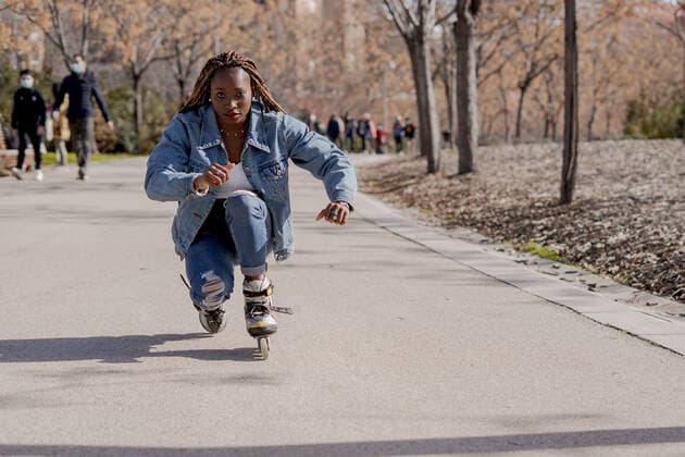 IMAGO Creative: Sport in der Stadt African American female rollerblading along street on sunny day in summer and enjoying weekend in city Copyright: xAlvaroxAtalayax Model Released