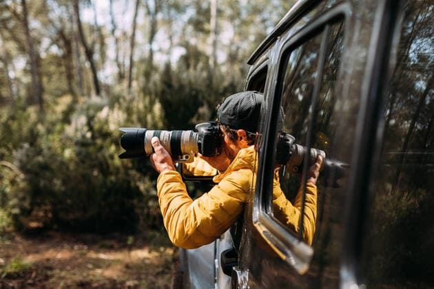 IMAGO Creative: Kreative Renaissance -- der junge Entrepreneur Side view of an adventurous photographer taking photos from inside his off-road car, Model released Copyright: xMarcosxOsoriox MR