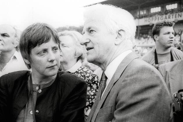 14.07.1991, Hoppegarten, Brandenburg, GER - Richard von Weizsaecker, Bundespraesident und Angela Merkel, Bundesministerin für Frauen und Jugend. (Angela Merkel, aussen, Aussenaufnahme, Brandenburg, Bundesministerin, Bundespraesident, deutsch, Deutschland, Europa, europaeisch, historisch, Hoppegarten, Merkel, Persoenlichkeit, Politik, Politiker, Portraet, Portrait, QF, Querformat, Richard von Weizsaecker, schwarz-weiss, Weizsaecker, Westeuropa) 910714A583HOPPEGARTEN.JPG *** 14 07 1991, Hoppegarten, Brandenburg, GER Richard von Weizsaecker, Federal President and Angela Merkel, Federal Minister for Women and Youth Angela Merkel, outside, outdoor, Brandenburg, Federal Minister, Federal President, Germany, Europe, historical, Hoppegarten, Merke GALOPP