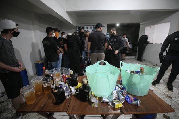 April 18, 2021, Sao Paulo, Sao Paulo, Brazil: Police officers dispersed an illegal and clandestine party in Sao Paulo in the early hours of Sunday, 18. About 150 people were in place, most without a face shield, drinking and smoking hookah, disregarding the health conditions and failing to comply with the quarantine against Covid-19. Sao Paulo Brazil - ZUMAl146 20210418_zaf_l146_015 Copyright: xPauloxLopesx
