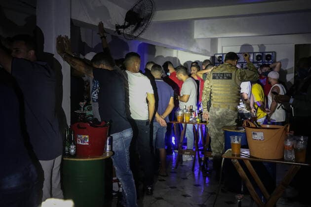 April 18, 2021, Sao Paulo, Sao Paulo, Brazil: Police officers dispersed an illegal and clandestine party in Sao Paulo in the early hours of Sunday, 18. About 150 people were in place, most without a face shield, drinking and smoking hookah, disregarding the health conditions and failing to comply with the quarantine against Covid-19. Sao Paulo Brazil - ZUMAl146 20210418_zaf_l146_020 Copyright: xPauloxLopesx