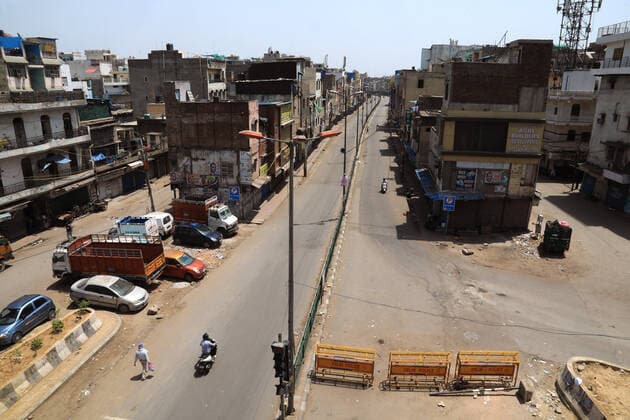 April 18, 2021, New Delhi, India: Azad wholesale market road seen deserted during the weekend lockdown imposed by the State government to curb the spike of coronavirus (Covid-19) cases. .Only essential services will be exempted from the lockdown, India reported 264,500 new Covid-19 infection cases, 1,501 deaths and 138,423 discharges in last 24 hours. New Delhi India - ZUMAs197 20210418_zaa_s197_053 Copyright: xNaveenxSharmax