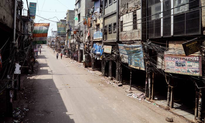April 18, 2021, New Delhi, India: A deserted view of Sadar Bazar wholesale market during the weekend lockdown imposed by the State government to curb the spike of coronavirus (Covid-19) cases. .Only essential services will be exempted from the lockdown, India reported 264,500 new Covid-19 infection cases, 1,501 deaths and 138,423 discharges in last 24 hours. New Delhi India - ZUMAs197 20210418_zaa_s197_067 Copyright: xNaveenxSharmax