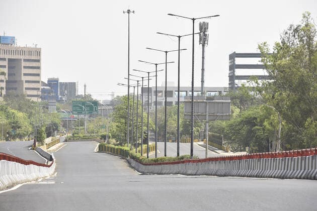 NOIDA, INDIA APRIL 18: Deserted roads seen during a weekend lockdown imposed by the Uttar Pradesh government amidst rising Covid-19 coronavirus cases, on April 17, 2021 in Noida, India. As the national capital gears up to live under weekend curfew from 10 pm on Friday till 5 am on Monday, the government on Friday announced directives for people who need to travel unavoidably within the city limits but do not have valid weekend curfew passes yet. (Photo by Sunil Ghosh Hindustan Times ) Roads Empty, Markets Shut As Delhi Enters Weekend Curfew Due To Covid-19 Pandemic